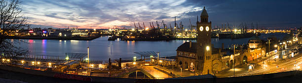 wharf e porto da cidade hamburgo, alemanha, à noite - hamburg germany harbor gangplank germany imagens e fotografias de stock