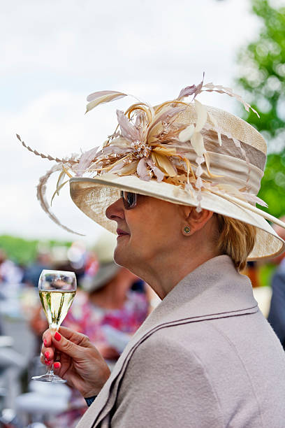 elegante em corridas - netting champagne wine drink imagens e fotografias de stock