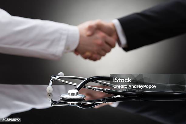 Arzt Und Geschäftsmann Hand Schütteln Stockfoto und mehr Bilder von Hände schütteln - Hände schütteln, Gesundheitswesen und Medizin, Arzt
