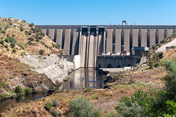 плотина на реку tajo, водохранилище jose maria de oriol, alcantara. - flowing river water dam стоковые фото и изображения