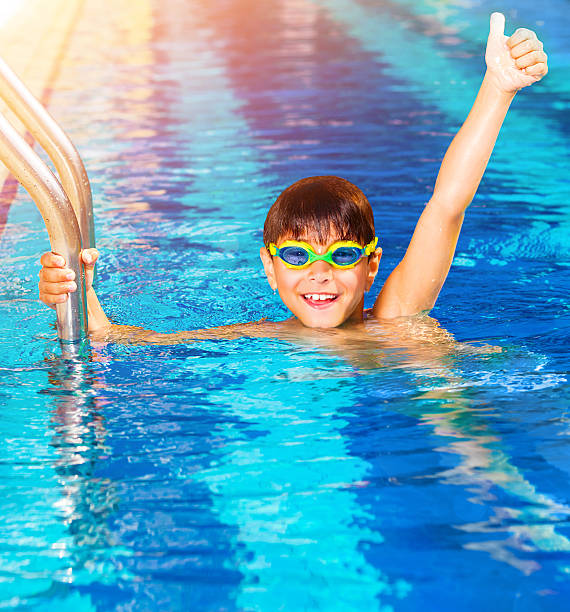 menino na piscina - child swimming pool swimming little boys - fotografias e filmes do acervo