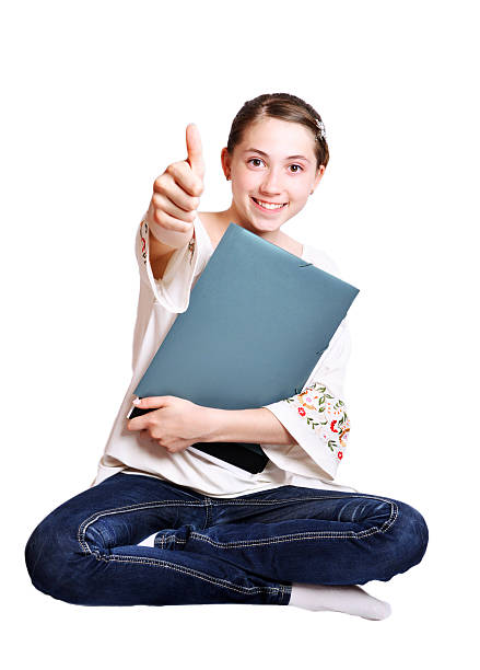 Estudiando Alegre Chica adolescente con signo bien. - foto de stock