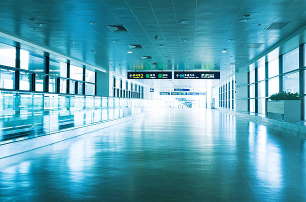 aeropuerto internacional de shanghai pudong, terminal 1 - sparse shanghai light corridor fotografías e imágenes de stock