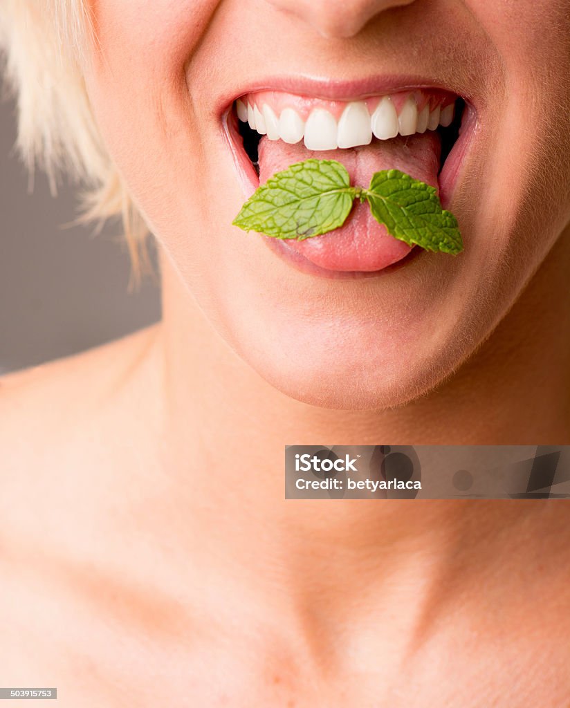 Atención odontológica, en primer plano de los labios con lápiz labial rojo retención de menta - Foto de stock de Menta - Gastronomía libre de derechos