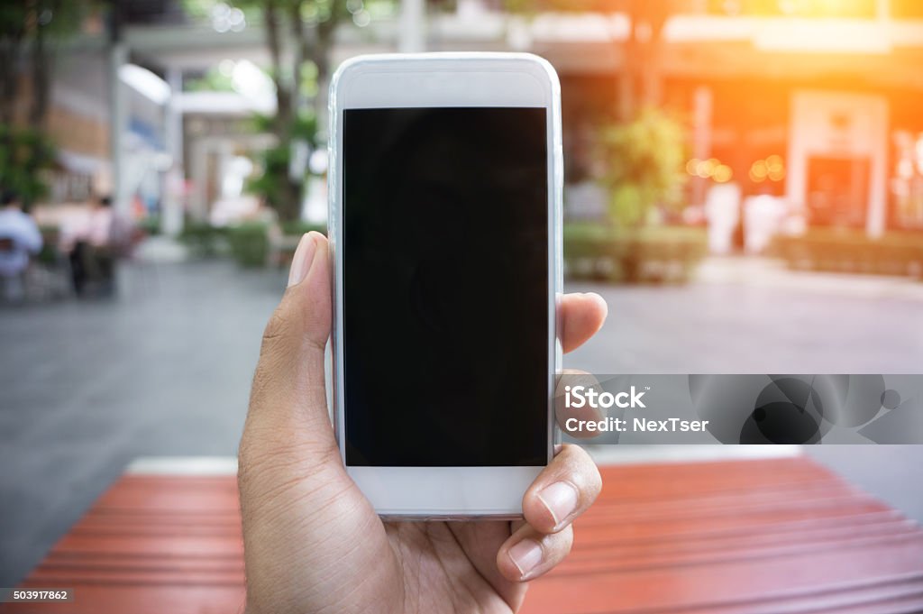 Mannes hand zeigen ein smartphone in vertikaler position - Lizenzfrei Nahaufnahme Stock-Foto