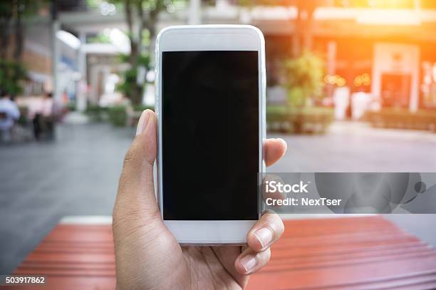 Mannes Hand Zeigen Ein Smartphone In Vertikaler Position Stockfoto und mehr Bilder von Nahaufnahme