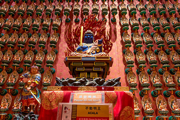 statua nel tempio buddista - temple singapore city singapore buddhism foto e immagini stock