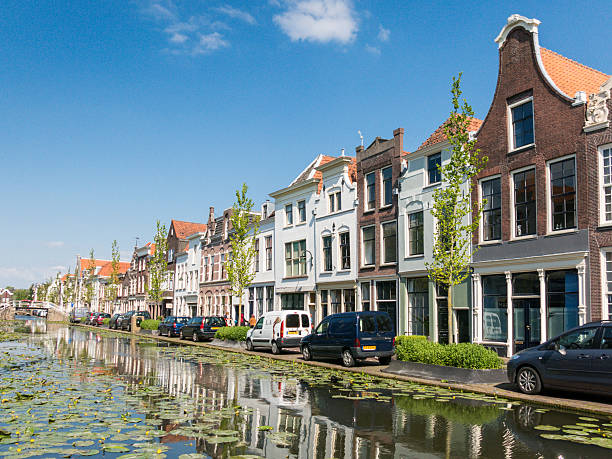 vue sur le canal de gouda, pays-bas - gouda photos et images de collection