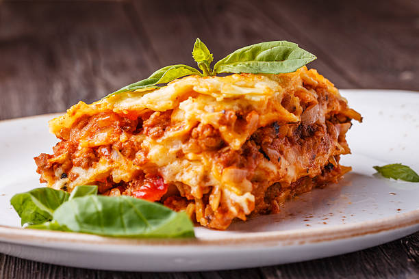 lasagne tradizionali con carne macinata ragù alla bolognese - browned foto e immagini stock