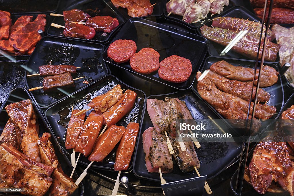 Mariniert Fleisch zum Grillen in der Anzeige - Lizenzfrei Einzelhandel - Konsum Stock-Foto