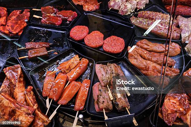 Mariniert Fleisch Zum Grillen In Der Anzeige Stockfoto und mehr Bilder von Einzelhandel - Konsum - Einzelhandel - Konsum, Feinkostgeschäft, Fleisch