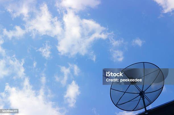 Der Satellitenschüssel Mit Dem Blauen Himmel Im Hintergrund Stockfoto und mehr Bilder von Bekommen