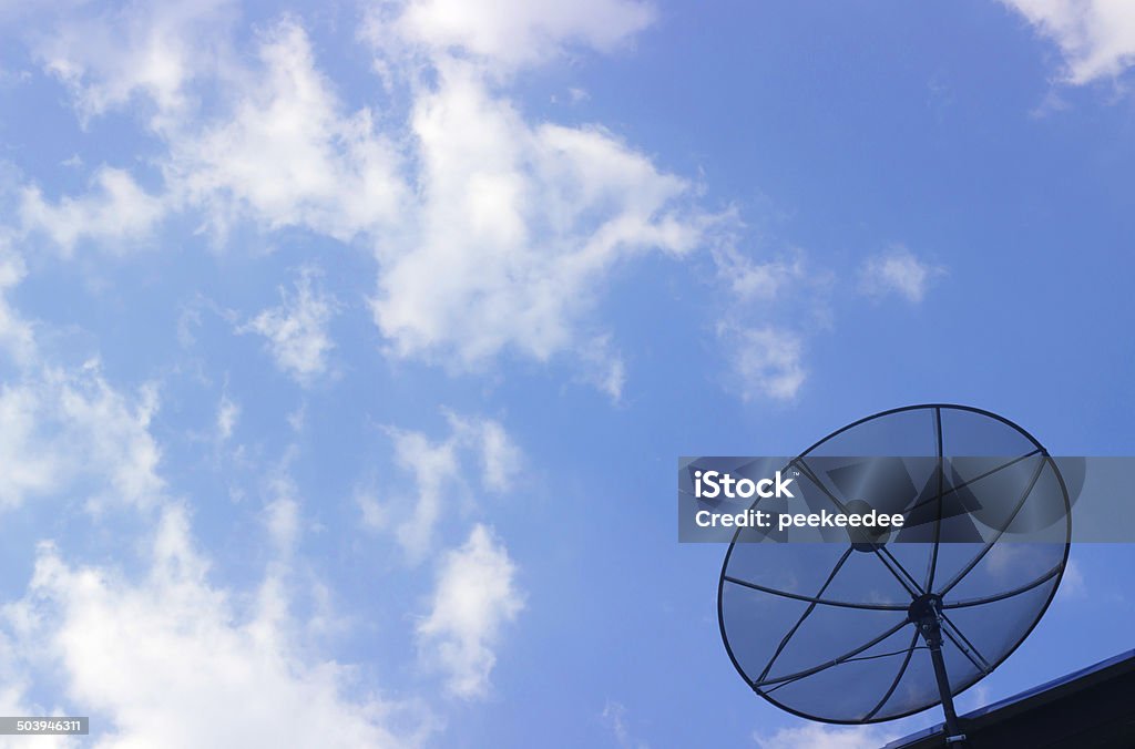 L'antenne parabolique dans le ciel bleu en arrière-plan - Photo de Bleu libre de droits