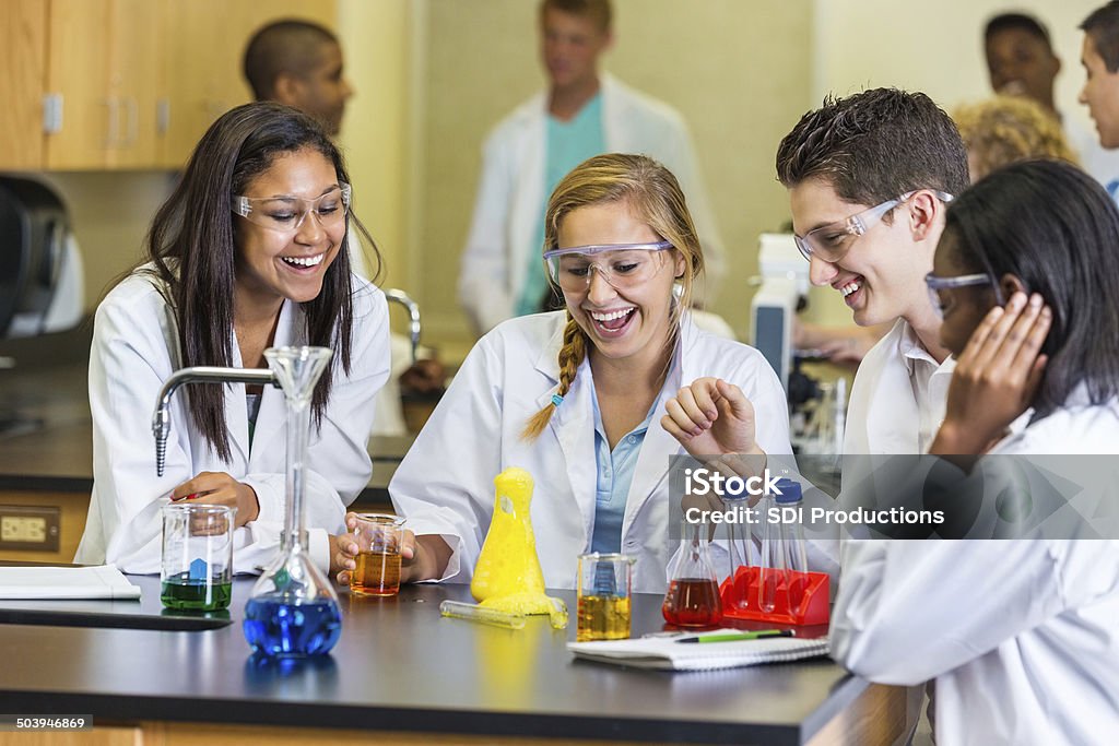 고등학교 실험실 화학 실험에 과학 하고 클래스 고등학교에 대한 스톡 사진 및 기타 이미지 - 고등학교, 과학, 학생 - Istock