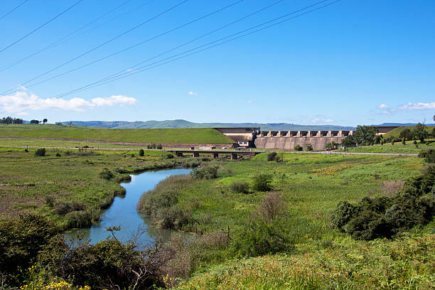 fluss unter der wand midmar dam howick - midmar stock-fotos und bilder