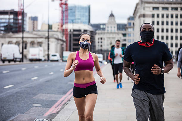 roadrunners fit zu bleiben. die nutzung ist kostenfrei im zentrum von london - smog city pollution town stock-fotos und bilder