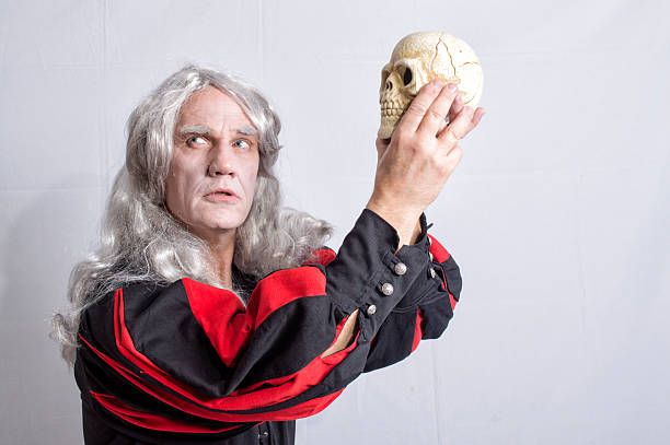 uomo maturo vestito come hamlet con teschio - amleto foto e immagini stock