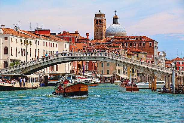 veneza. barcos no grand canal, perto da ponte degli scalzi - ponte degli scalzi - fotografias e filmes do acervo