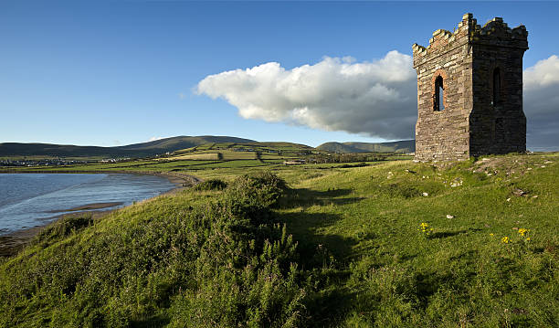 오래된 석조 시계 타워와도 over 루킹 딩글 베이에서의 co. kerry - scenics county kerry republic of ireland irish culture 뉴스 사진 이미지