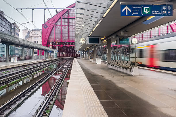 안트베르펜 센트럴역 반영 - antwerp station center glass 뉴스 사진 이미지