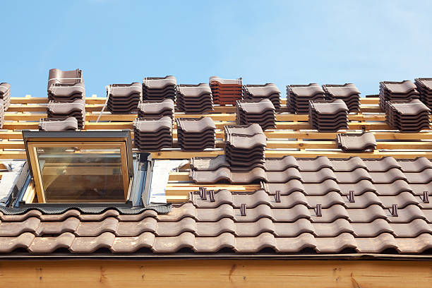 дом в стадии строительства. кровельных плитки с открытой крышей - macro construction building activity roof tile стоковые фото и изображения
