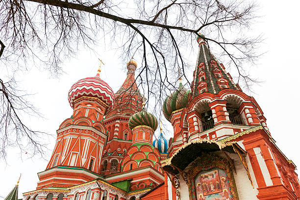 cupole della cattedrale di saint basils in inverno, mosca, russia - snow cupola dome st basils cathedral foto e immagini stock