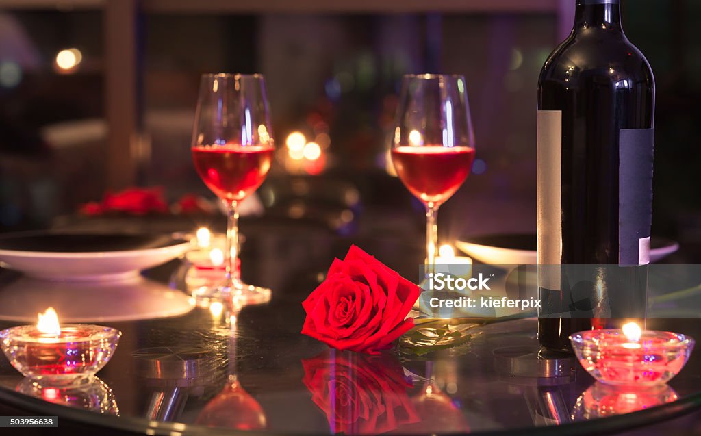 Jantar romântico à luz de velas - Foto de stock de Mesa para dois royalty-free