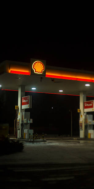 station essence shell - gas station service red yellow photos et images de collection