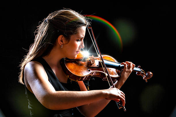 mujer joven violinista player durante el momento de la presentación - violin women violinist music fotografías e imágenes de stock