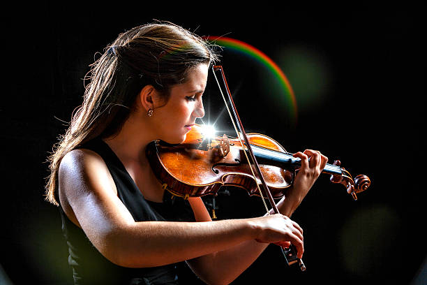 jovem mulher de violinista durante a apresentação - violin women violinist music imagens e fotografias de stock