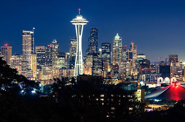 horizonte de seattle, à noite - keyarena - fotografias e filmes do acervo