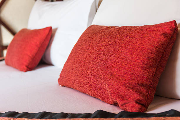 double cama com almofadas em vermelho color.sensitive foco - bedroom authority bed contemporary imagens e fotografias de stock