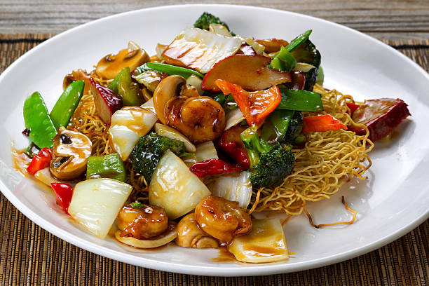 fideos frita con camarones y salsa de vegetales - chinese cuisine fotografías e imágenes de stock