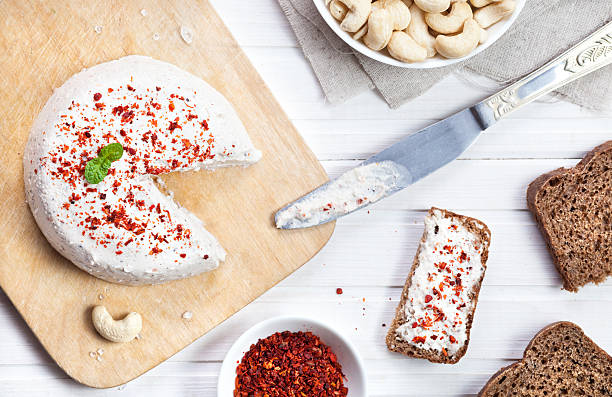 vegan anacardio formaggio sul pane - appetizer bread breakfast cashew foto e immagini stock