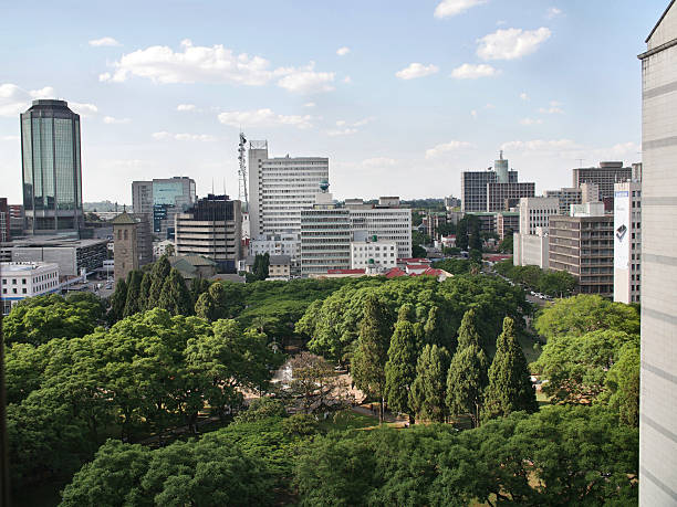 edificios en harare, capital de zimbabwe - zimbabue fotografías e imágenes de stock