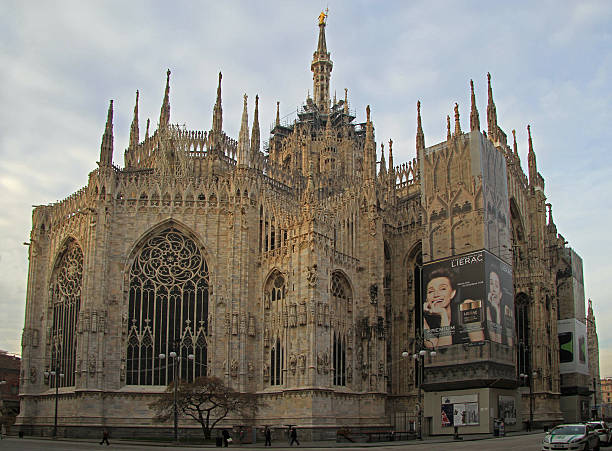 la célèbre cathédrale de milan - middle ages architecture and buildings place of worship church photos et images de collection