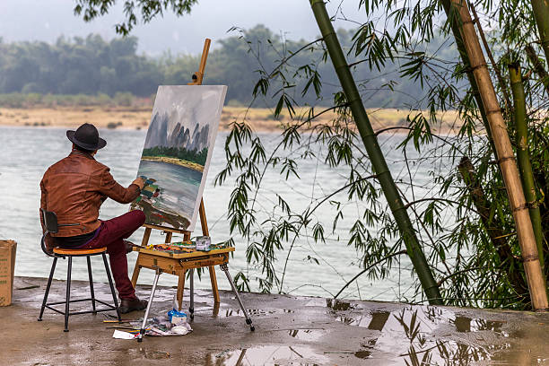 artista pintando en frente del río li, guilin, china - xingping fotografías e imágenes de stock