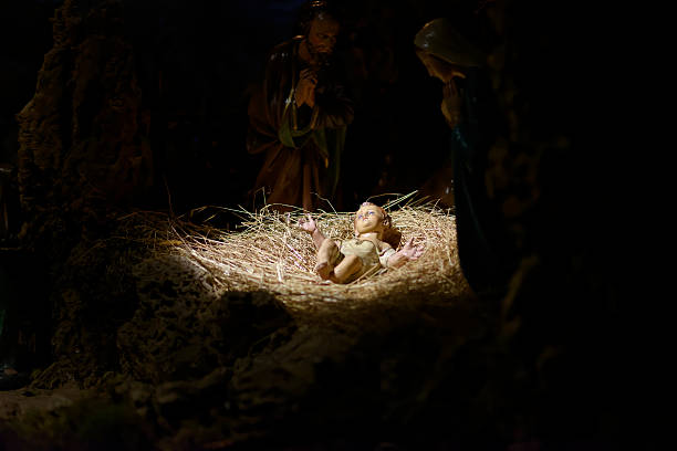 navidad natividad representado con statuettes de mary, jo - christ child fotografías e imágenes de stock