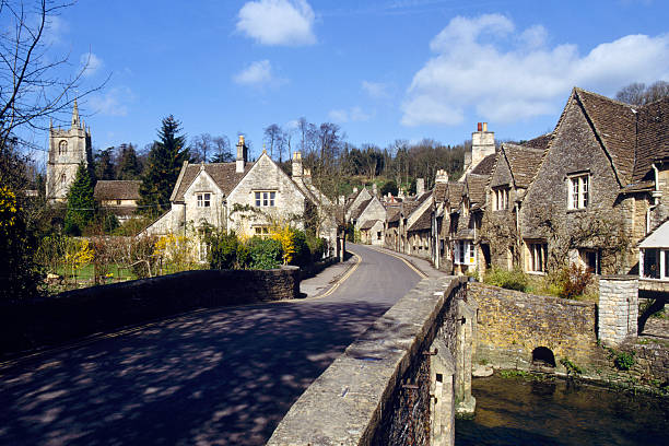 malownicze cotswolds, castle combe - castle combe zdjęcia i obrazy z banku zdjęć