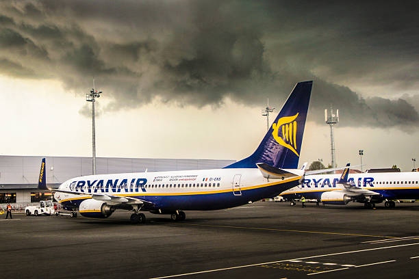 aeronaves no aeroporto tunderstorm durante um - beauvais imagens e fotografias de stock