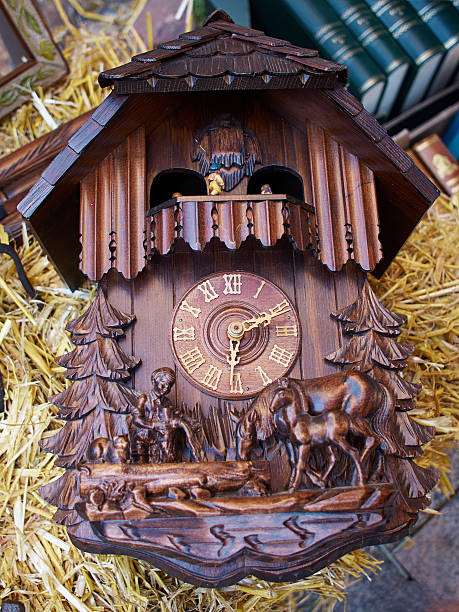 célèbre coucou de la forêt noire, allemagne - cuckoo clock clock german culture antique photos et images de collection