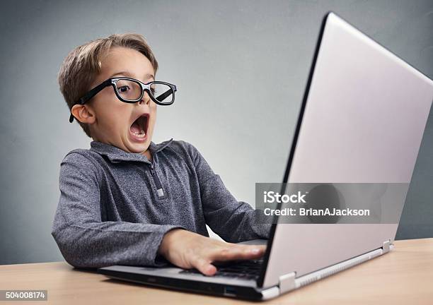 놀란 및 깜짝이야 남자아이 인터넷 노트북 컴퓨터 아이에 대한 스톡 사진 및 기타 이미지 - 아이, 유머, 실수