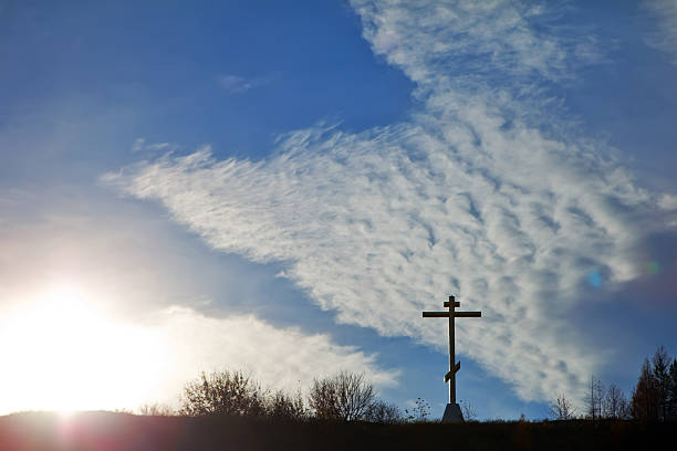 christian cross sur une colline contre le ciel - god landscape majestic cross photos et images de collection