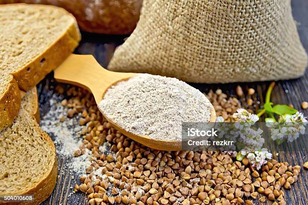 Foto de Farinha De Trigo Sarraceno Com Colher Com Cereais E Flores A Bordo e mais fotos de stock de Bolsa - Objeto manufaturado