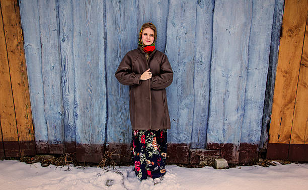 девочка в традиционном русском языке в зим�ний наряд - russian culture women fashion model teenage girls стоковые фото и изображения