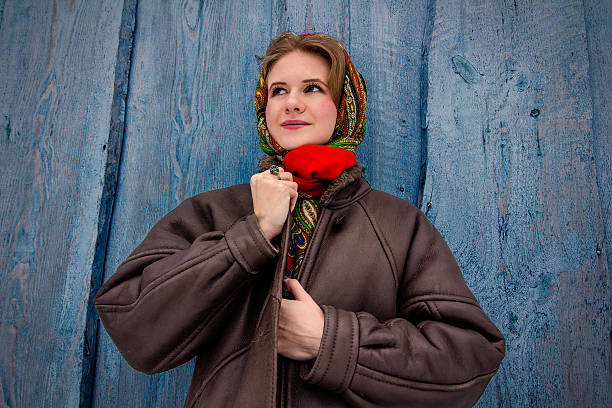 девочка в традиционном русском языке в зимний наряд - russian culture women fashion model teenage girls стоковые фото и изображения