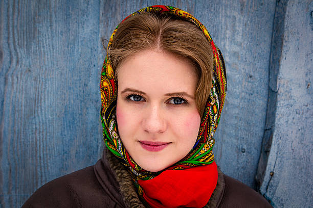 портрет девушка в зимний наряд в россии - russian culture women fashion model teenage girls стоковые фото и изображения