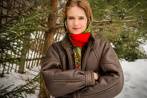 girl で、伝統的なロシアのドレスは、フォレスト - russian culture women fashion model teenage girls ストックフォトと画像
