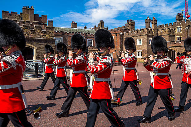 british guardsmen março para baixo em frente ao st. james palace. londres. - greater london fotos - fotografias e filmes do acervo