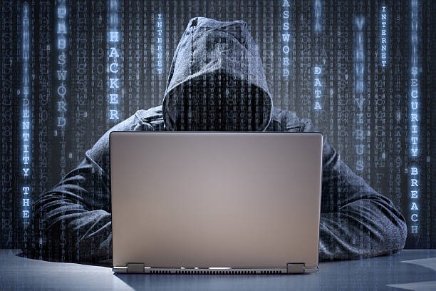 hacker robar los datos de una computadora portátil - business stealing top secret confidential fotografías e imágenes de stock